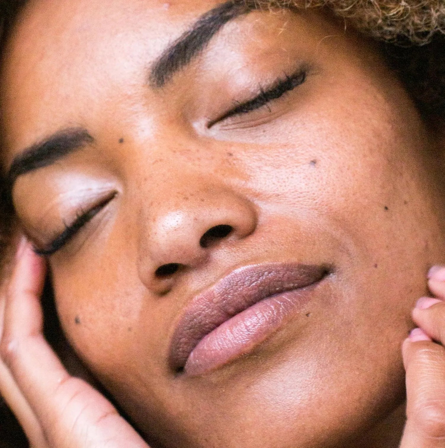Skinfasting: moet je een pauze nemen van je skincare? Onze huidtherapeut geïnterviewd door het ANDC tijdschrift, legt het uit